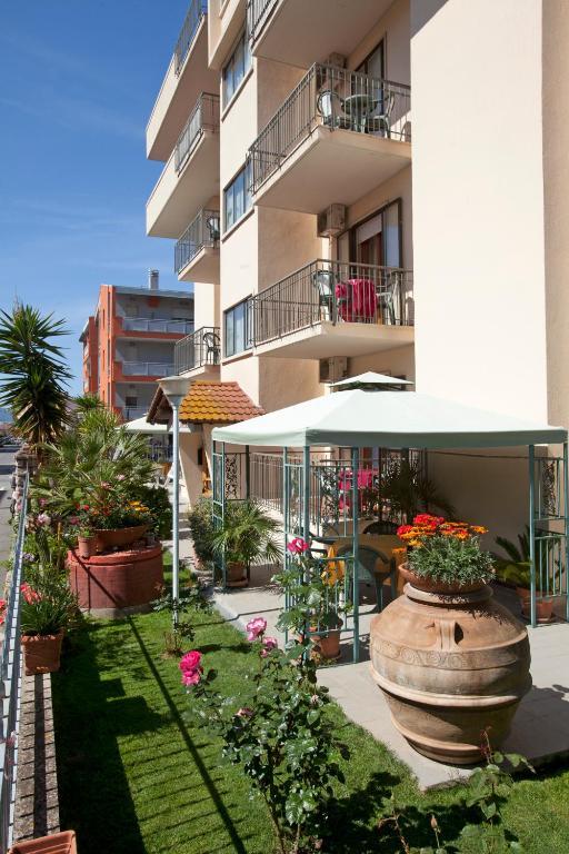 Hotel Corallo Albinia Exterior photo